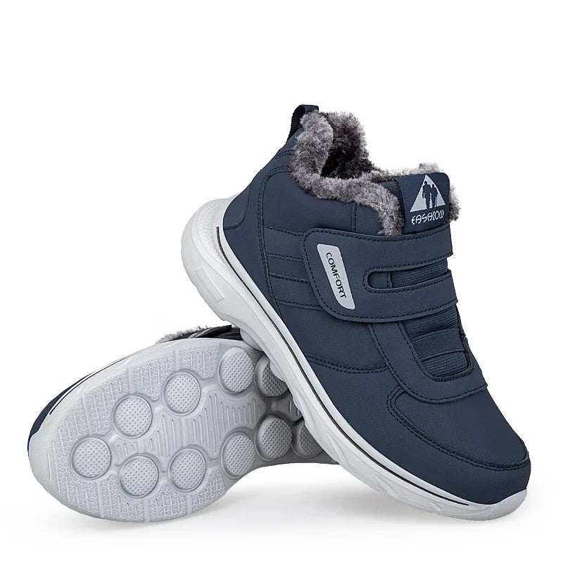 Dunkelblaue Winter-Sneaker mit Ansicht der profilierten hellen Außensohle.