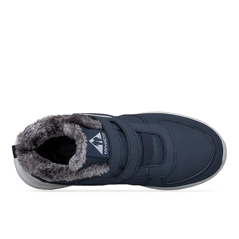 Dunkelblauer Herrenschuh von oben mit geöffnetem Einstieg und sichtbarem Plüschfutter.