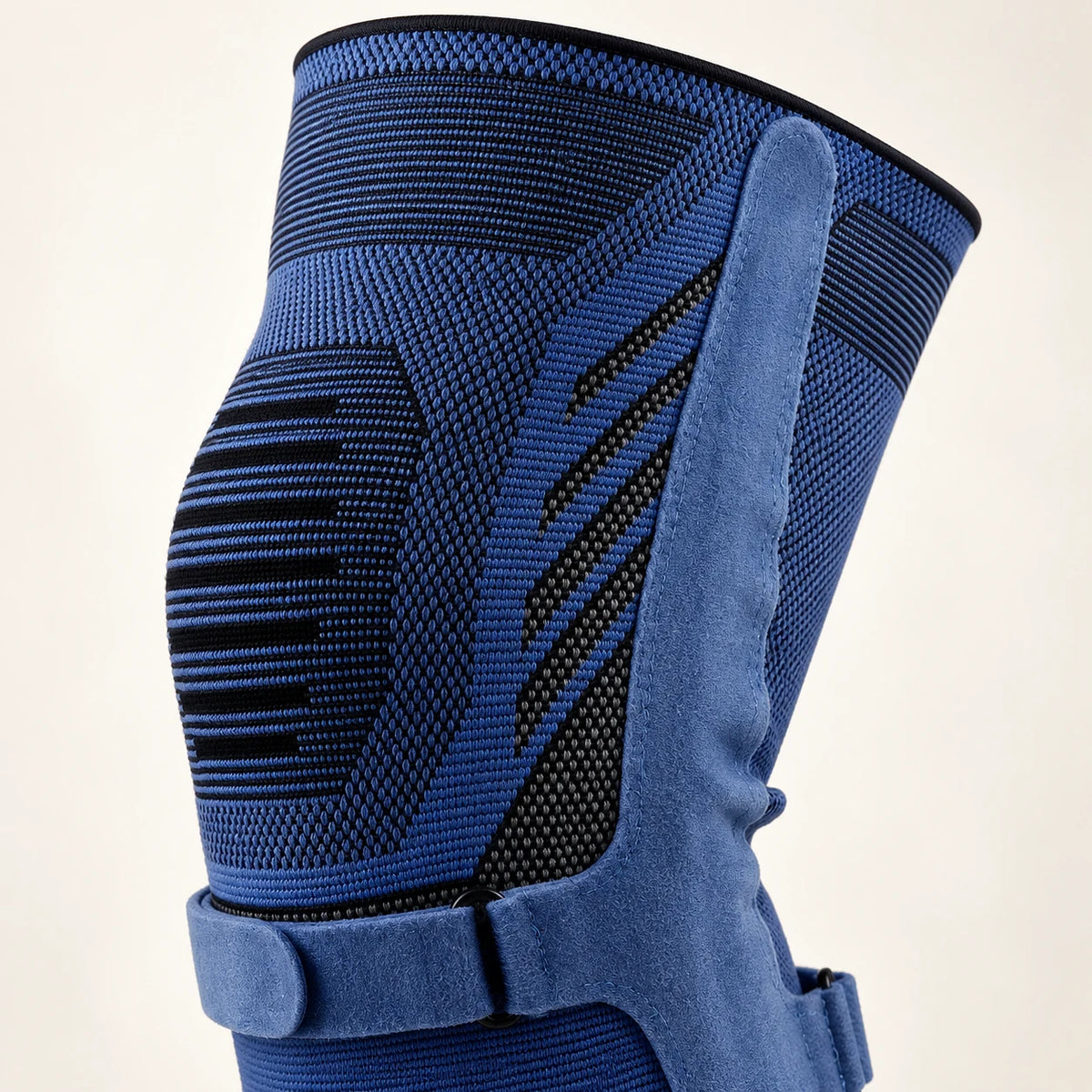 Detail des elastischen Gestricks und der seitlichen Verstärkung der blauen Kniebandage