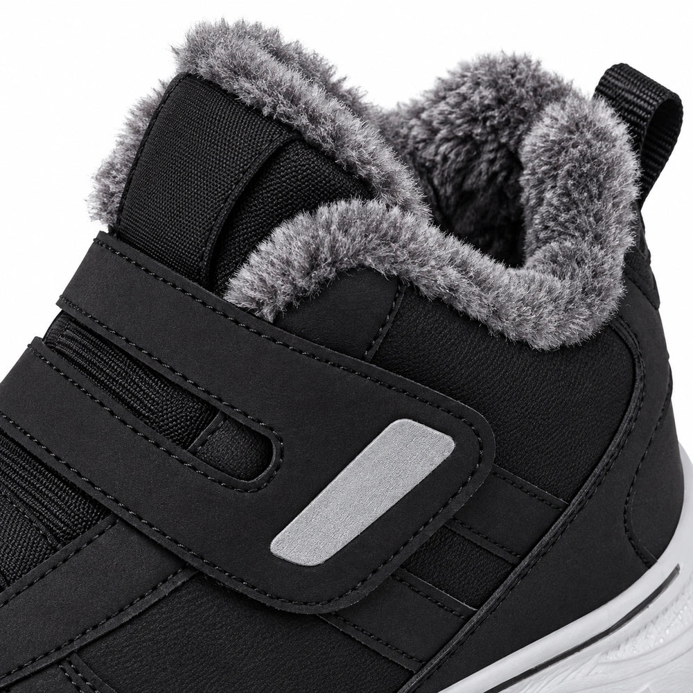 Nahaufnahme des grauen Plüschfutters am schwarzen Winter-Sneaker.