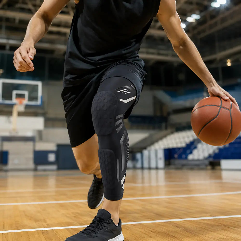 kniebandage sport stabilisierung schwarz beim basketball in aktion